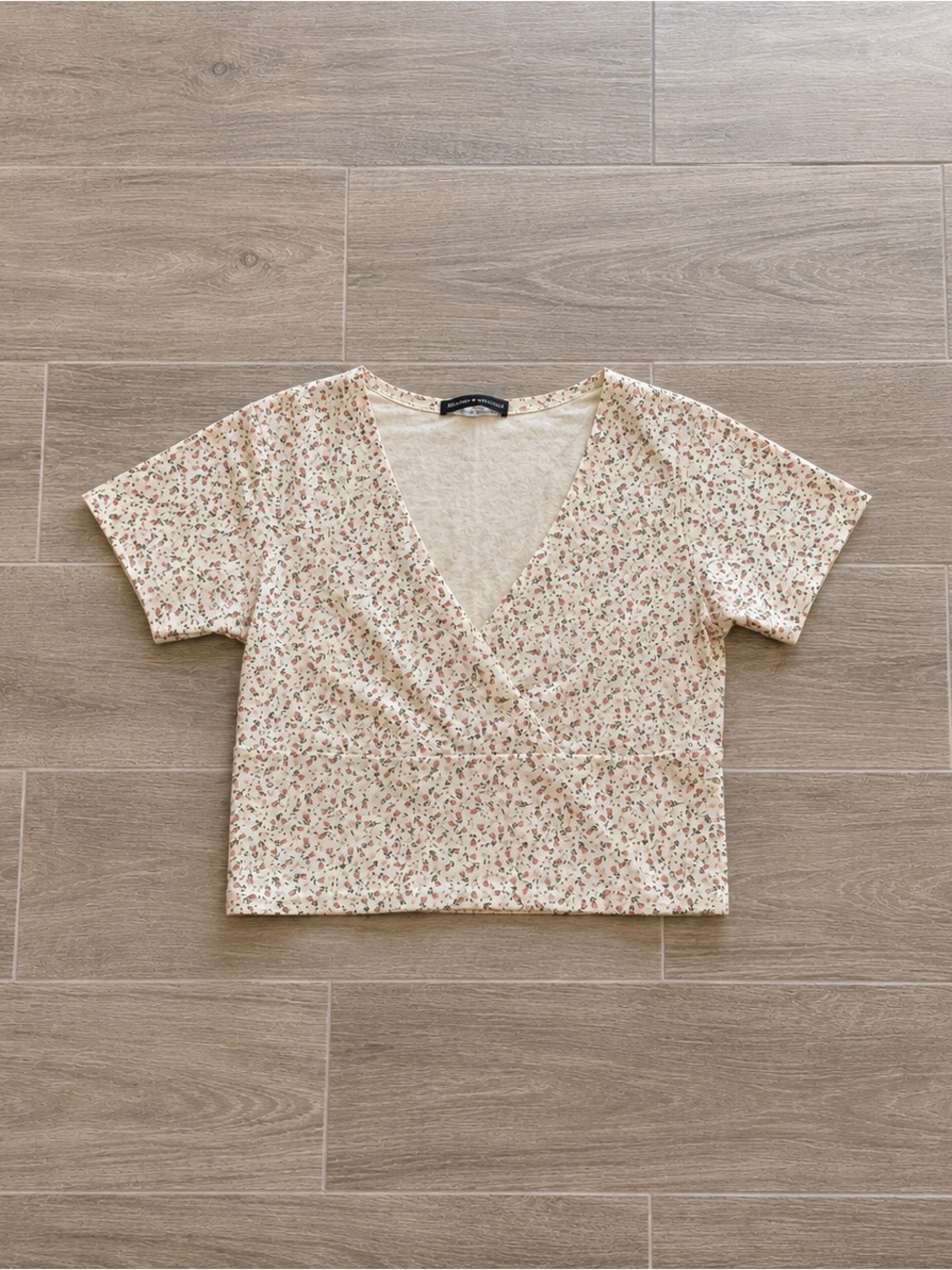 Brandy Melville Pink Floral Amara V-Neck Crop Top - Picture 2 of 3